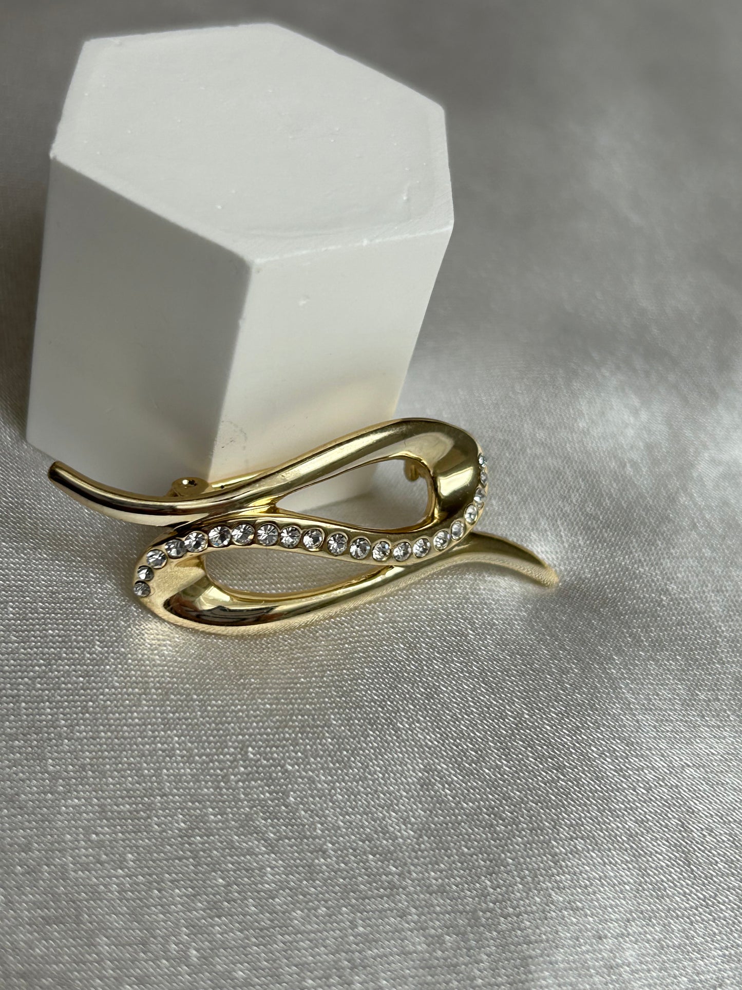 Broche vintage doré et strass signée « A »
