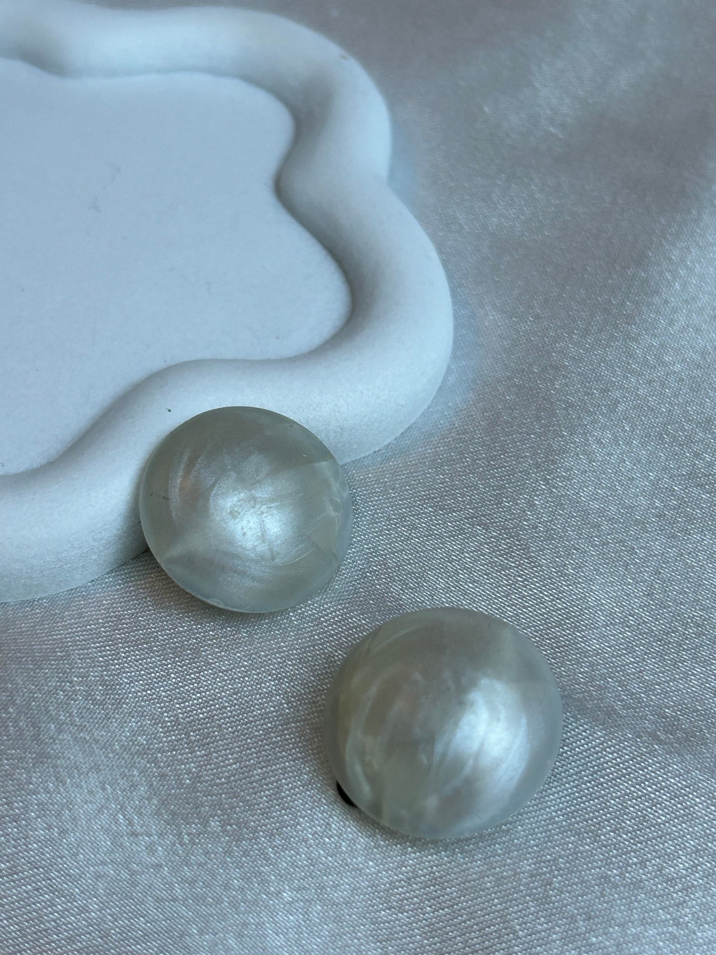 Boucles d’oreilles format puce vintage nacré