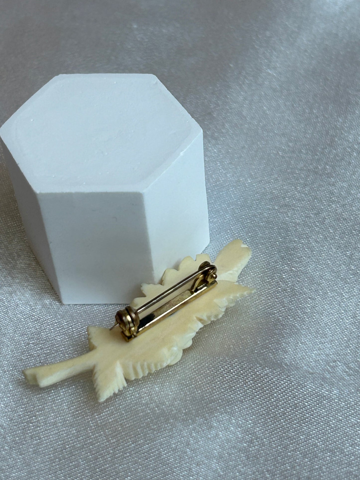 Broche vintage fleurs roses beige doré