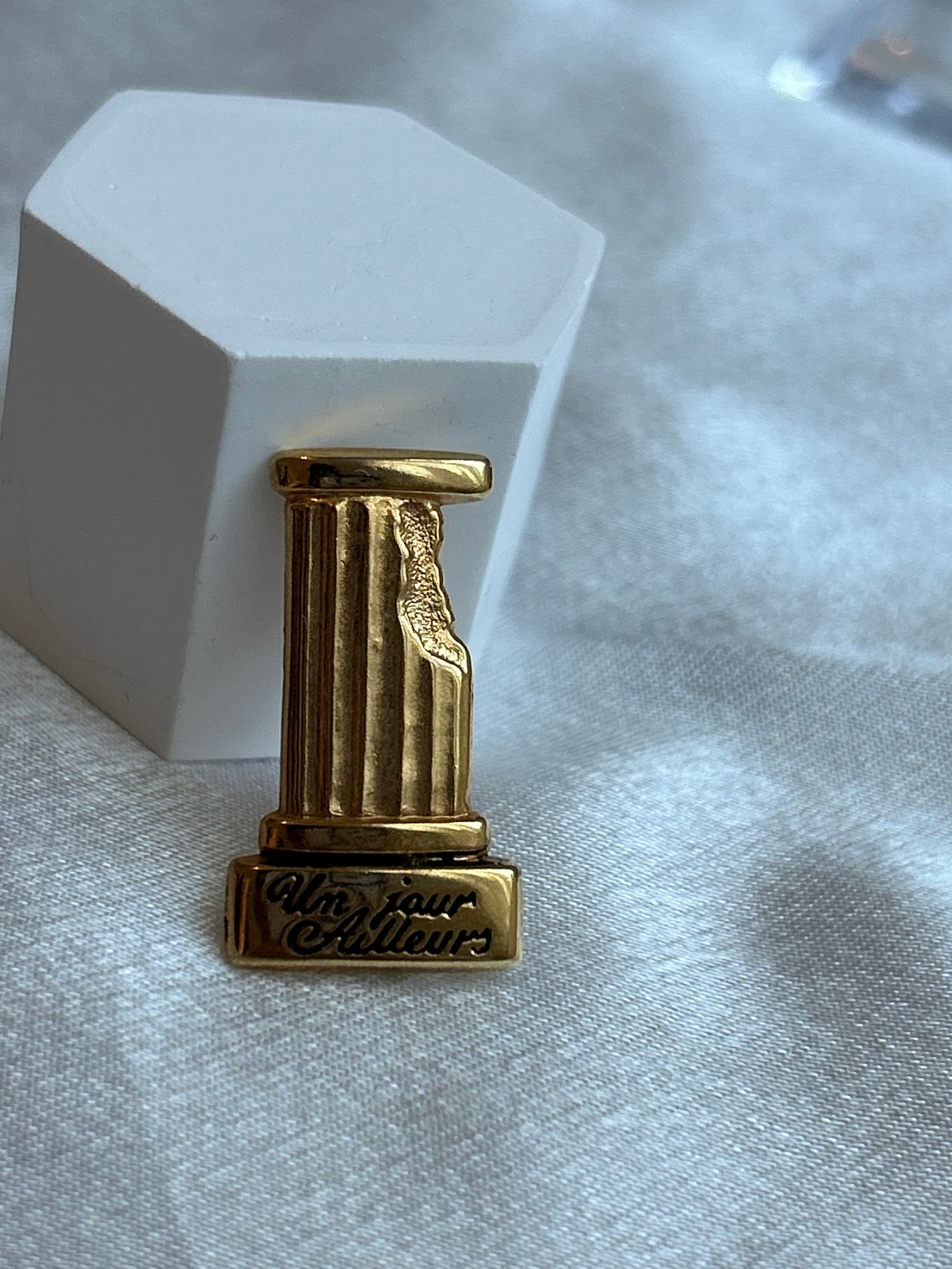 Broche vintage « un jours ailleurs » doré femme