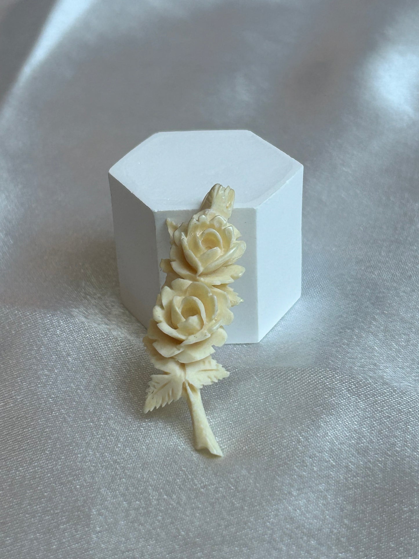 Broche vintage fleurs roses beige doré