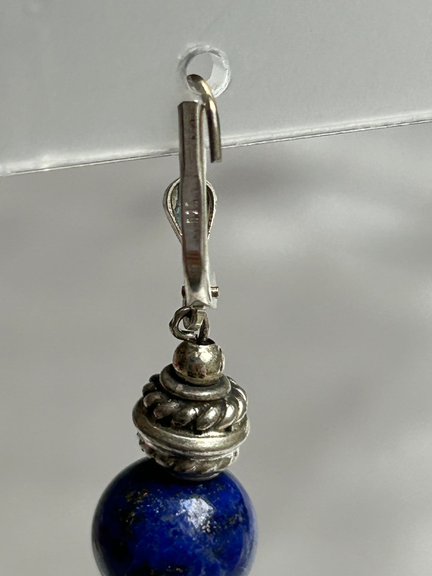 Boucles d’oreilles style dormeuses en argent et pierre bleu