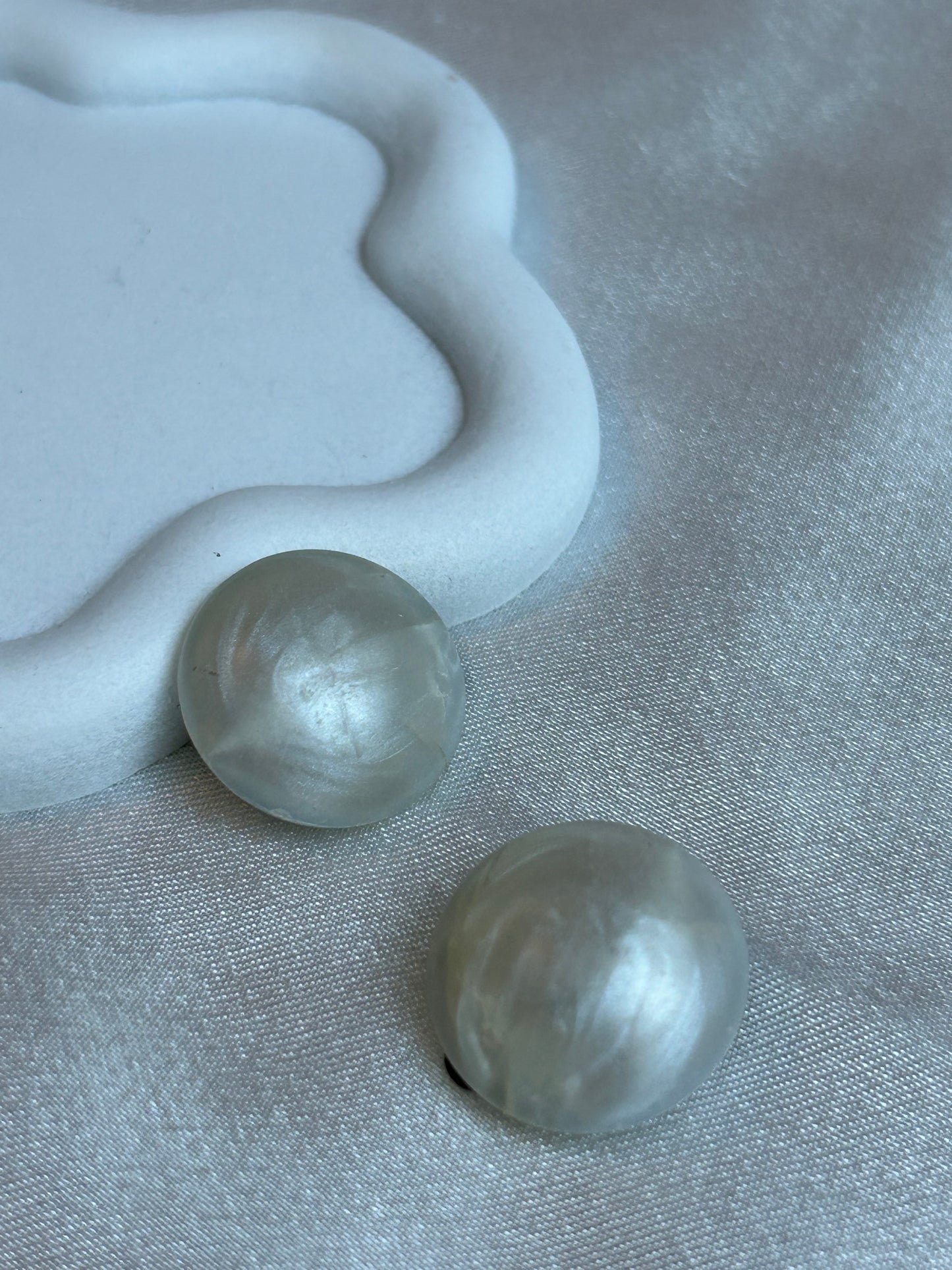 Boucles d’oreilles format puce vintage nacré