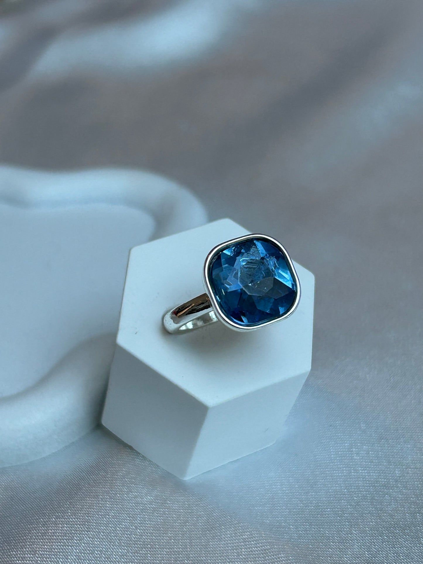 Bague de seconde main argenté et strass bleu taille 56