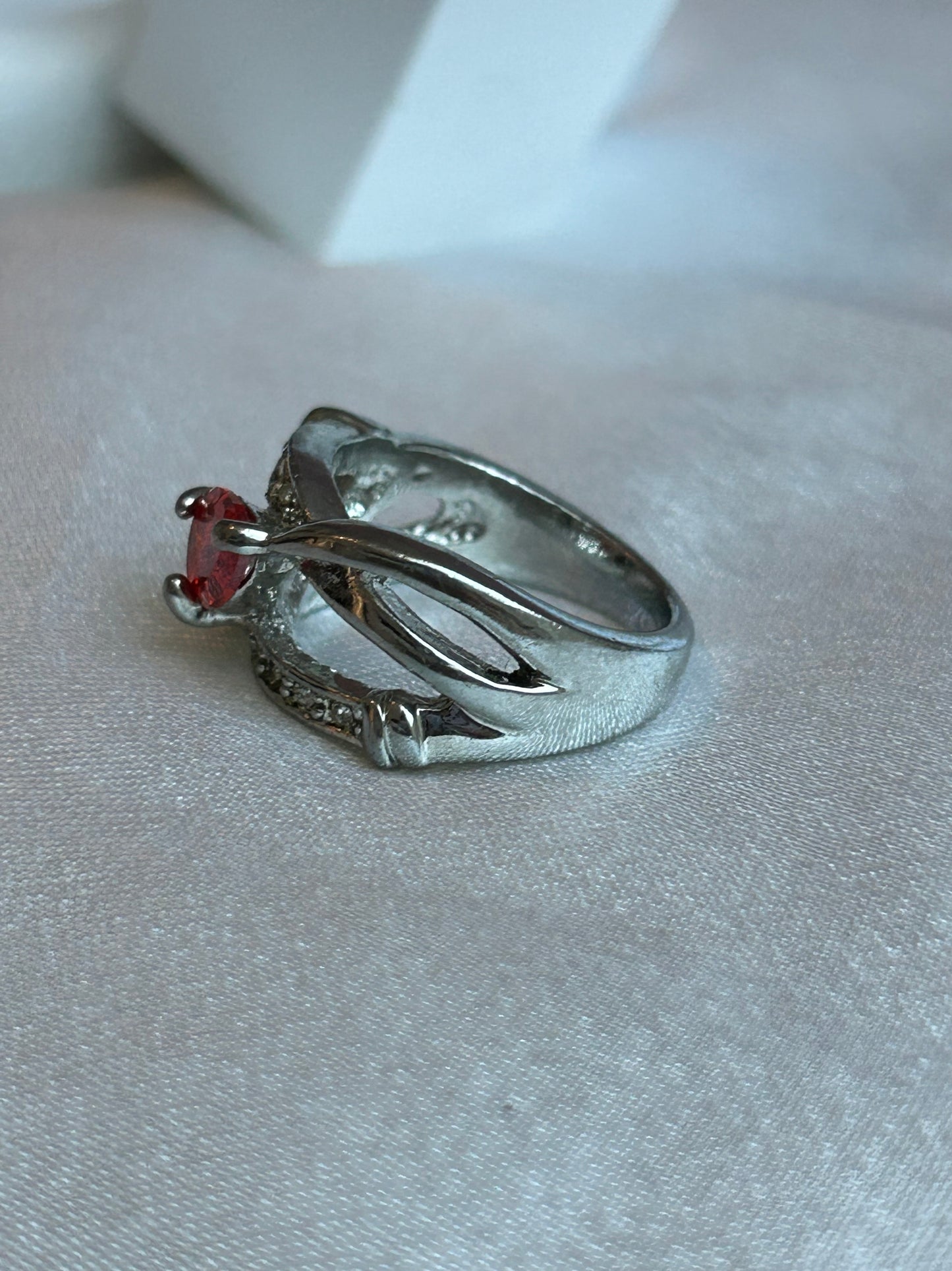 Bague vintage taille 58 argenté et strass rouge