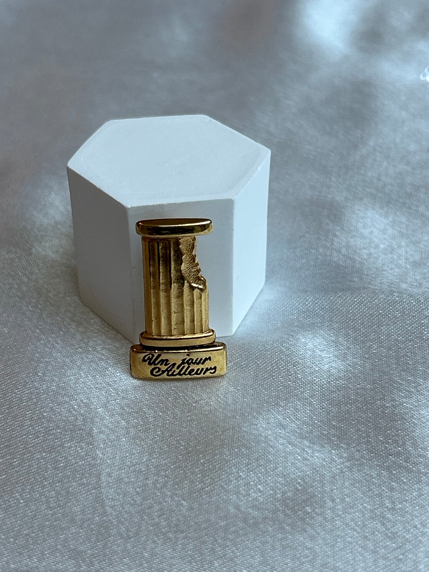 Broche vintage « un jours ailleurs » doré femme