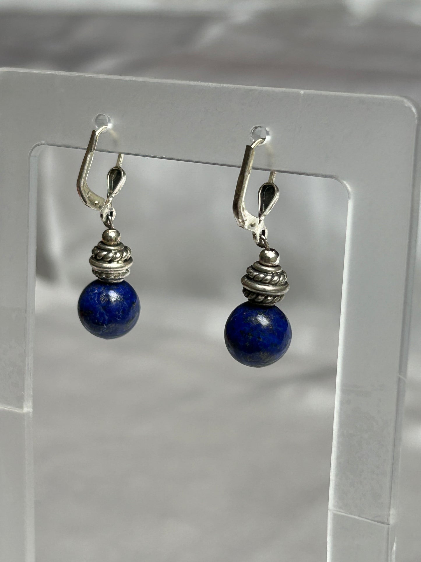 Boucles d’oreilles style dormeuses en argent et pierre bleu