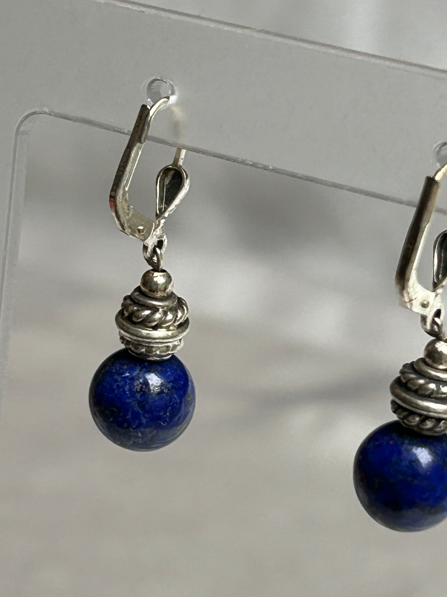 Boucles d’oreilles style dormeuses en argent et pierre bleu