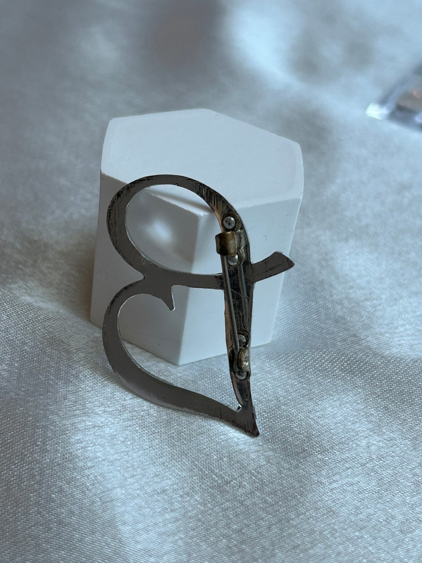 Broche vintage argenté lettre « B »