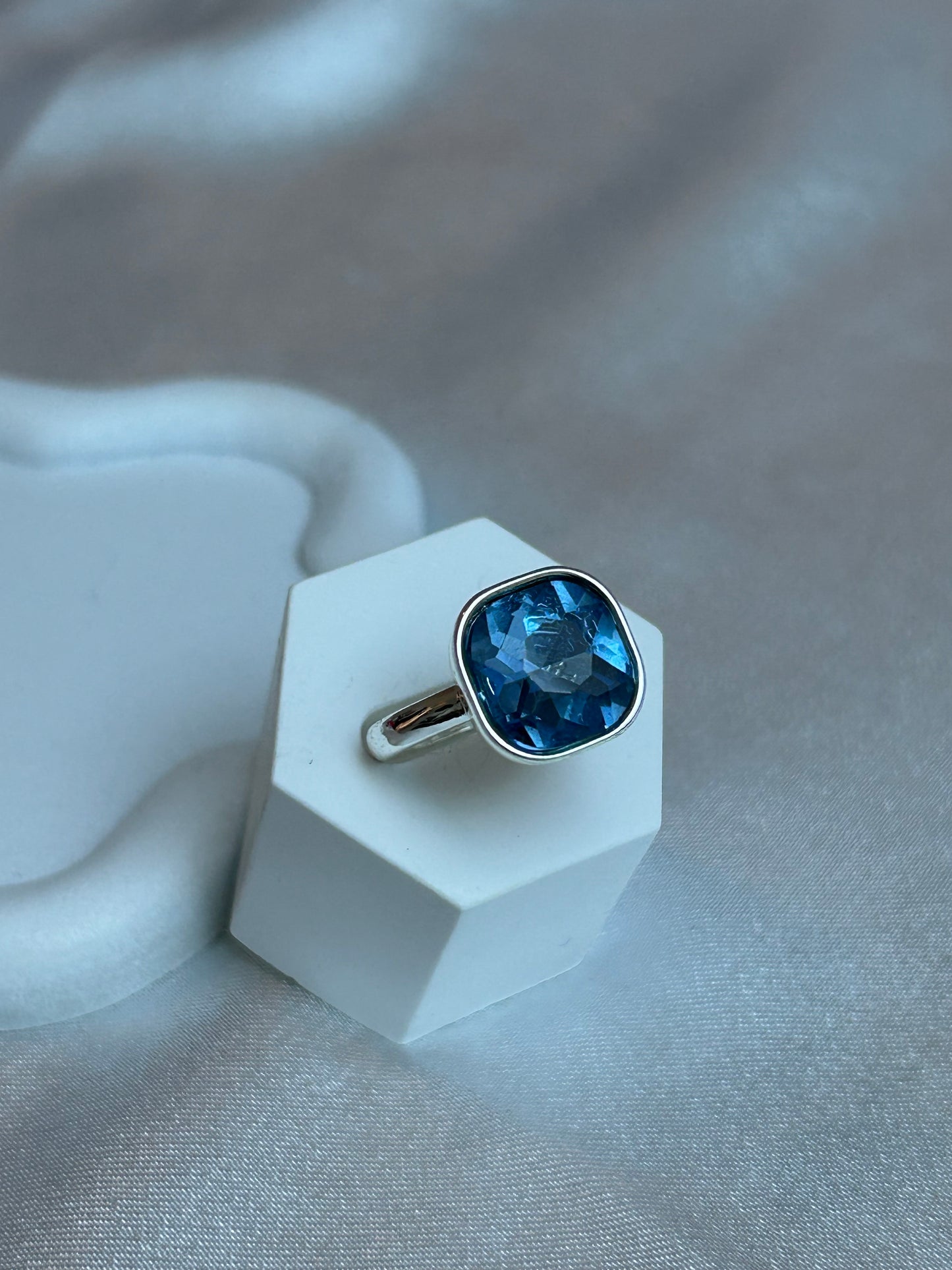 Bague de seconde main argenté et strass bleu taille 56