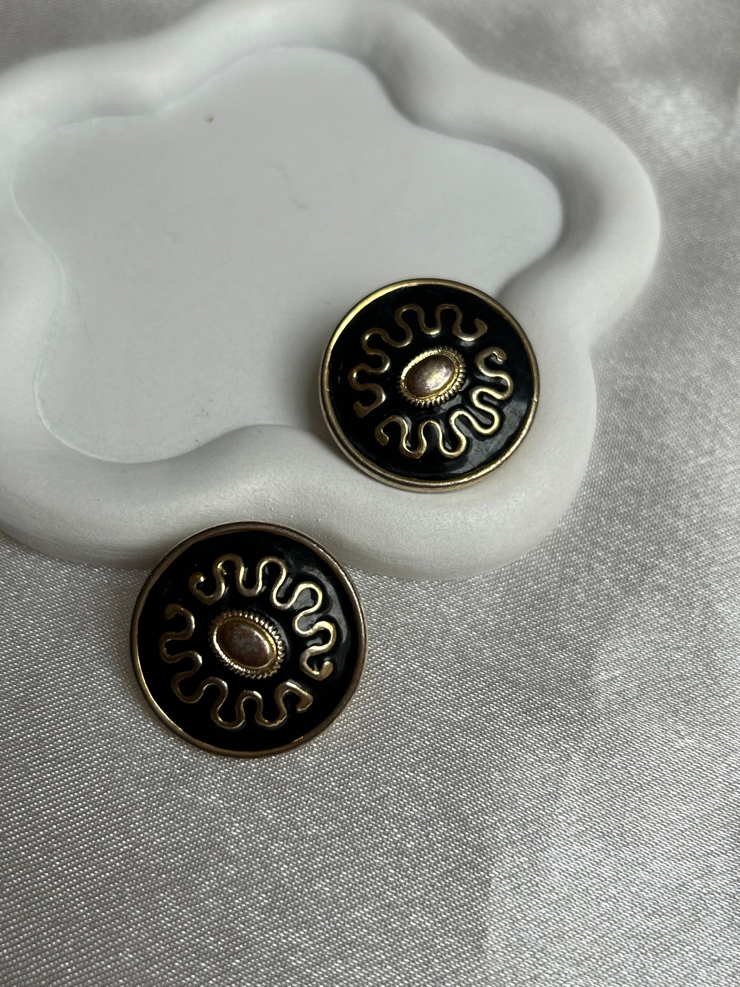 Boucles d’oreilles à pins vintage noir motif doré