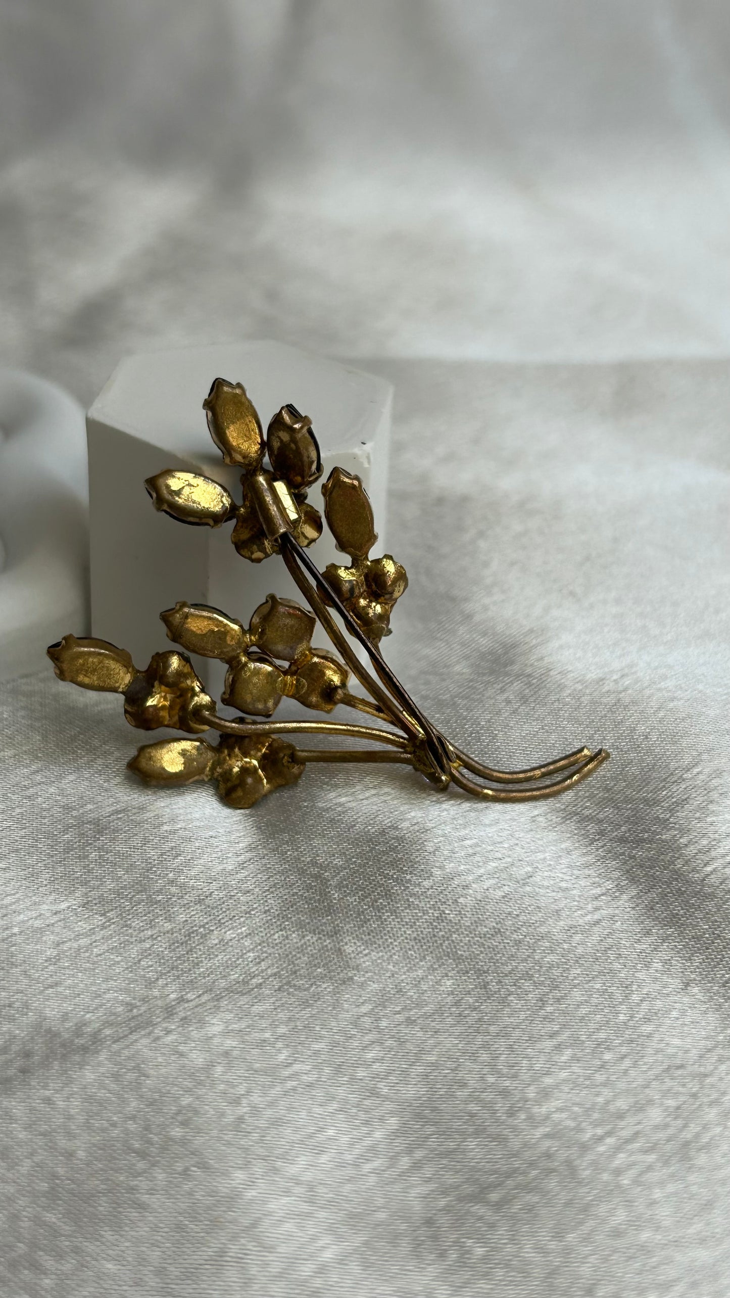 Broche vintage brillante feuille et strass violines