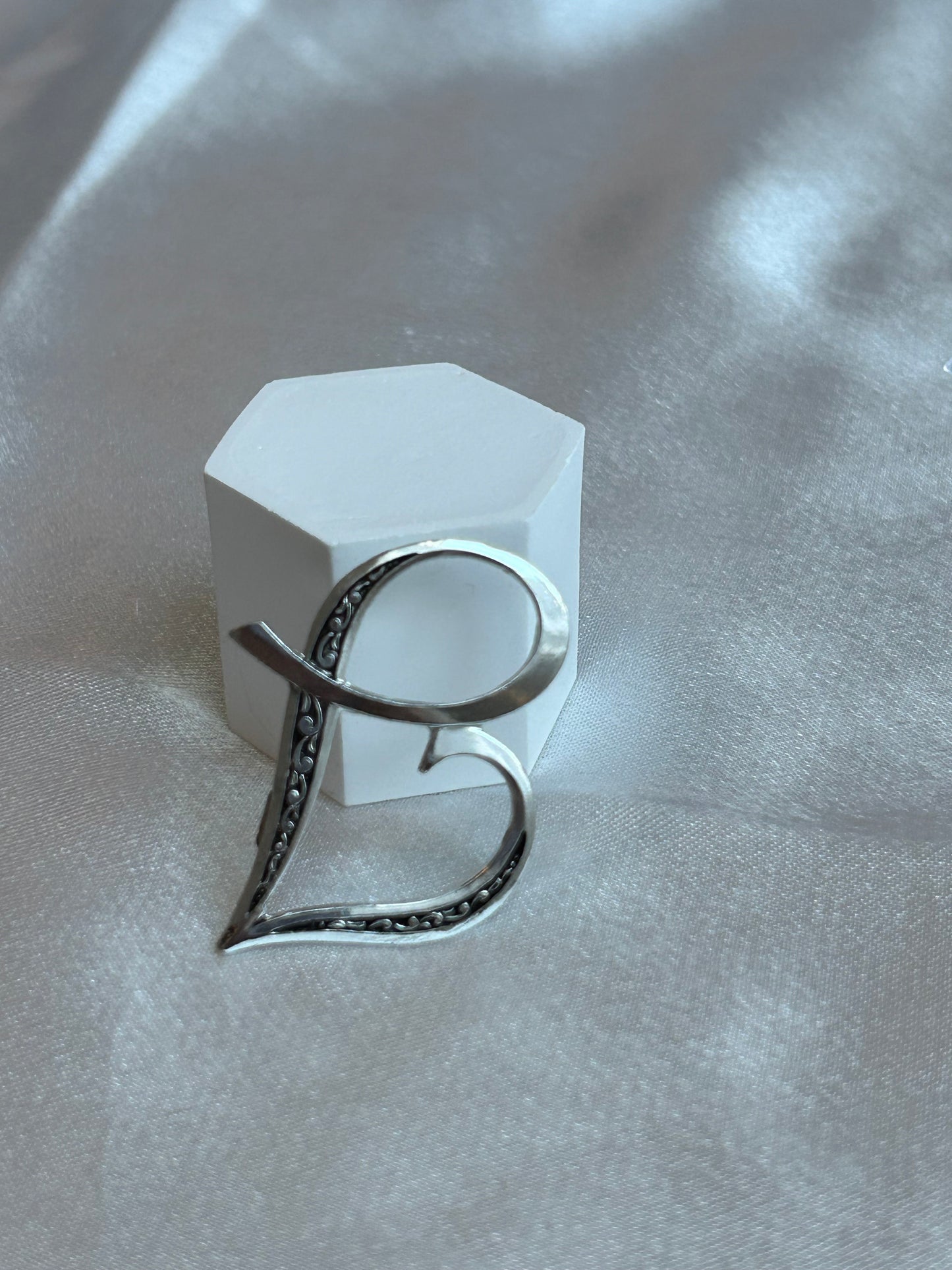 Broche vintage argenté lettre « B »