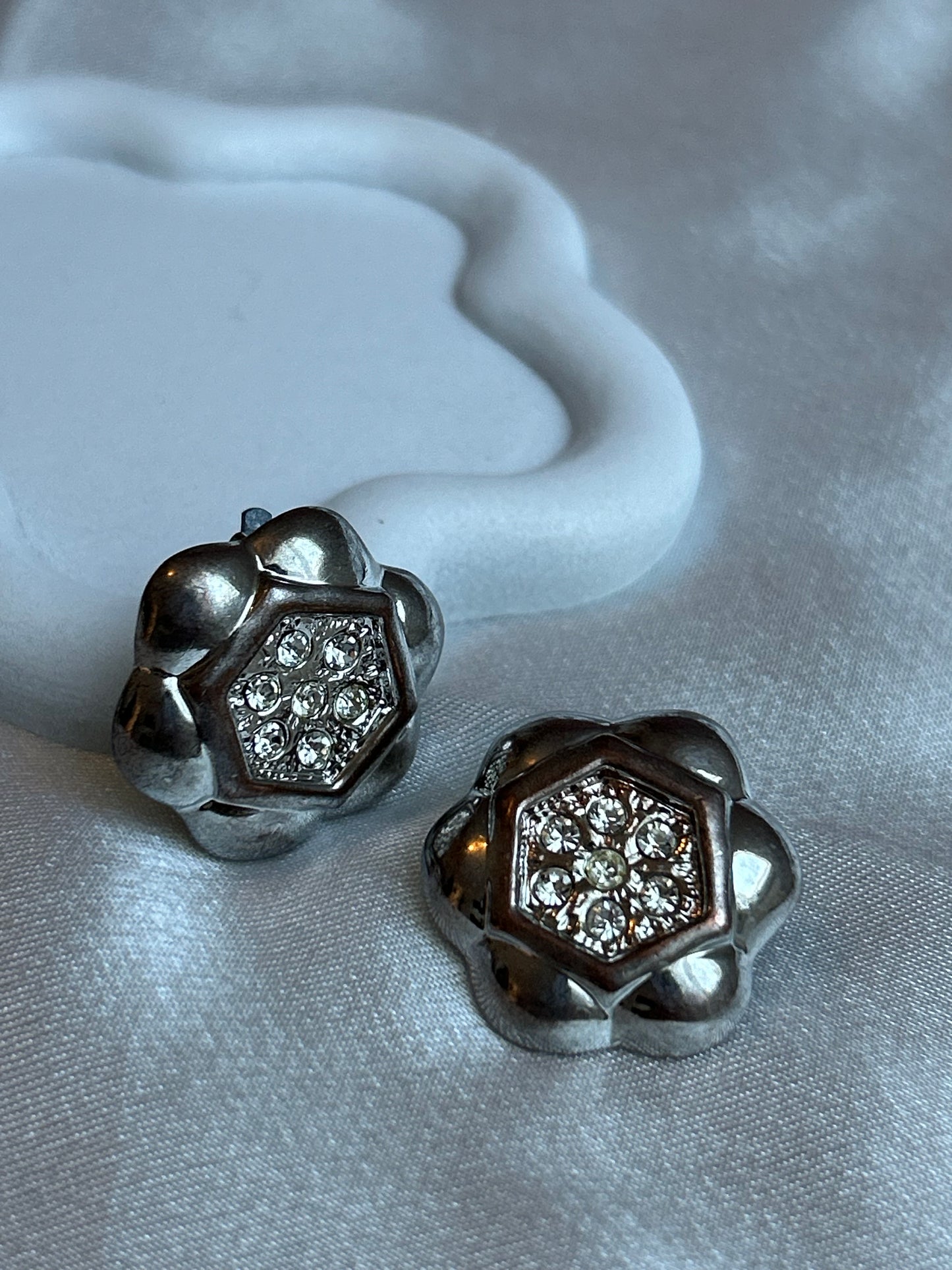 Boucles d’oreilles à strass format pins vintage fleure