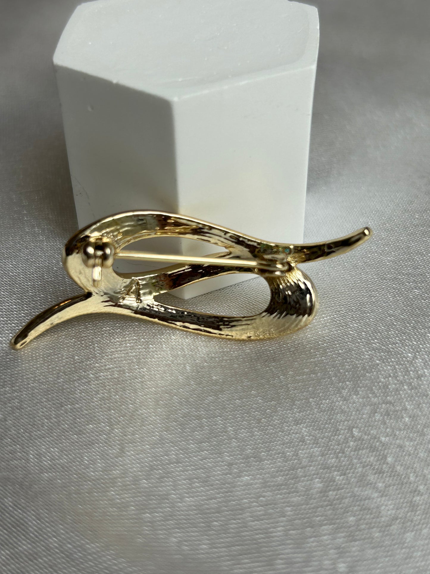 Broche vintage doré et strass signée « A »
