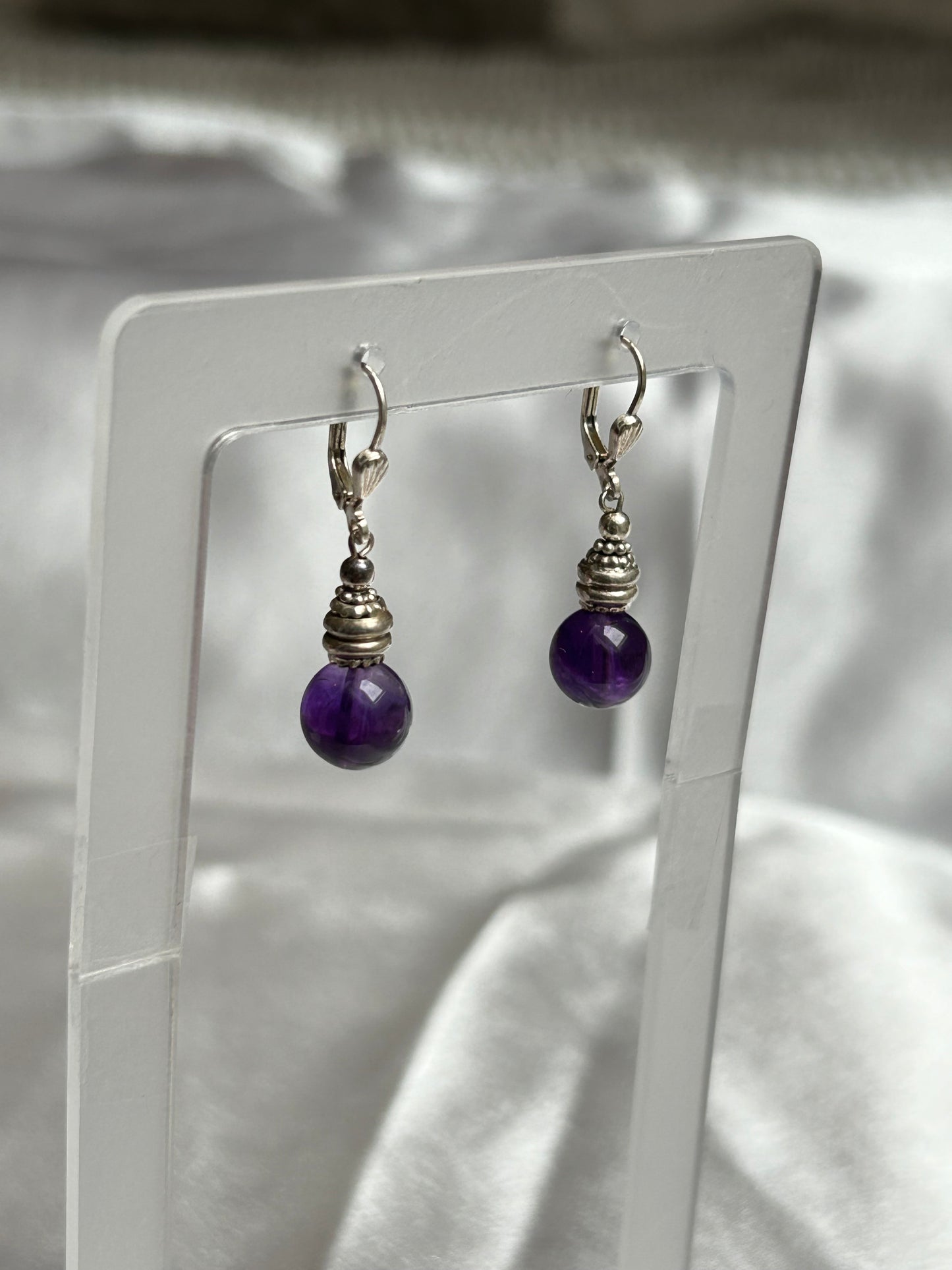 Boucles d’oreilles pendantes style dormeuse en argent et pierre violettes