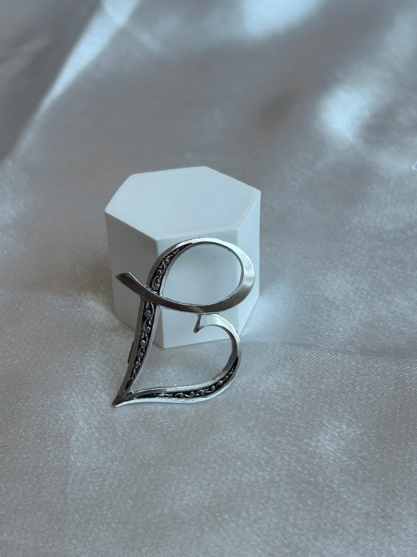 Broche vintage argenté lettre « B »