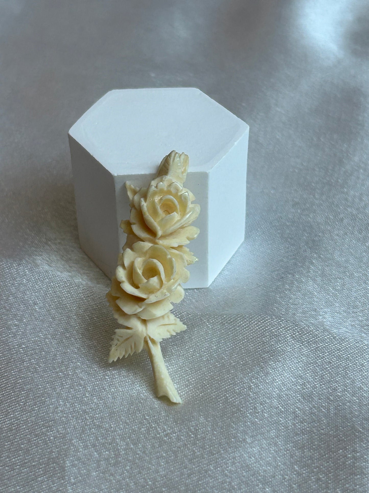 Broche vintage fleurs roses beige doré