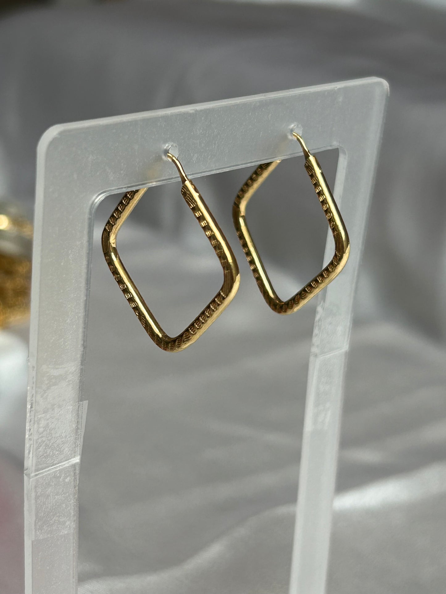 Boucle d’oreille style créoles losange en plaqué or
