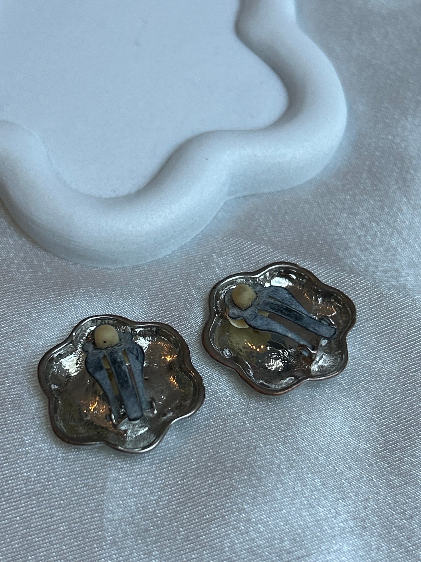 Boucles d’oreilles à strass format pins vintage fleure