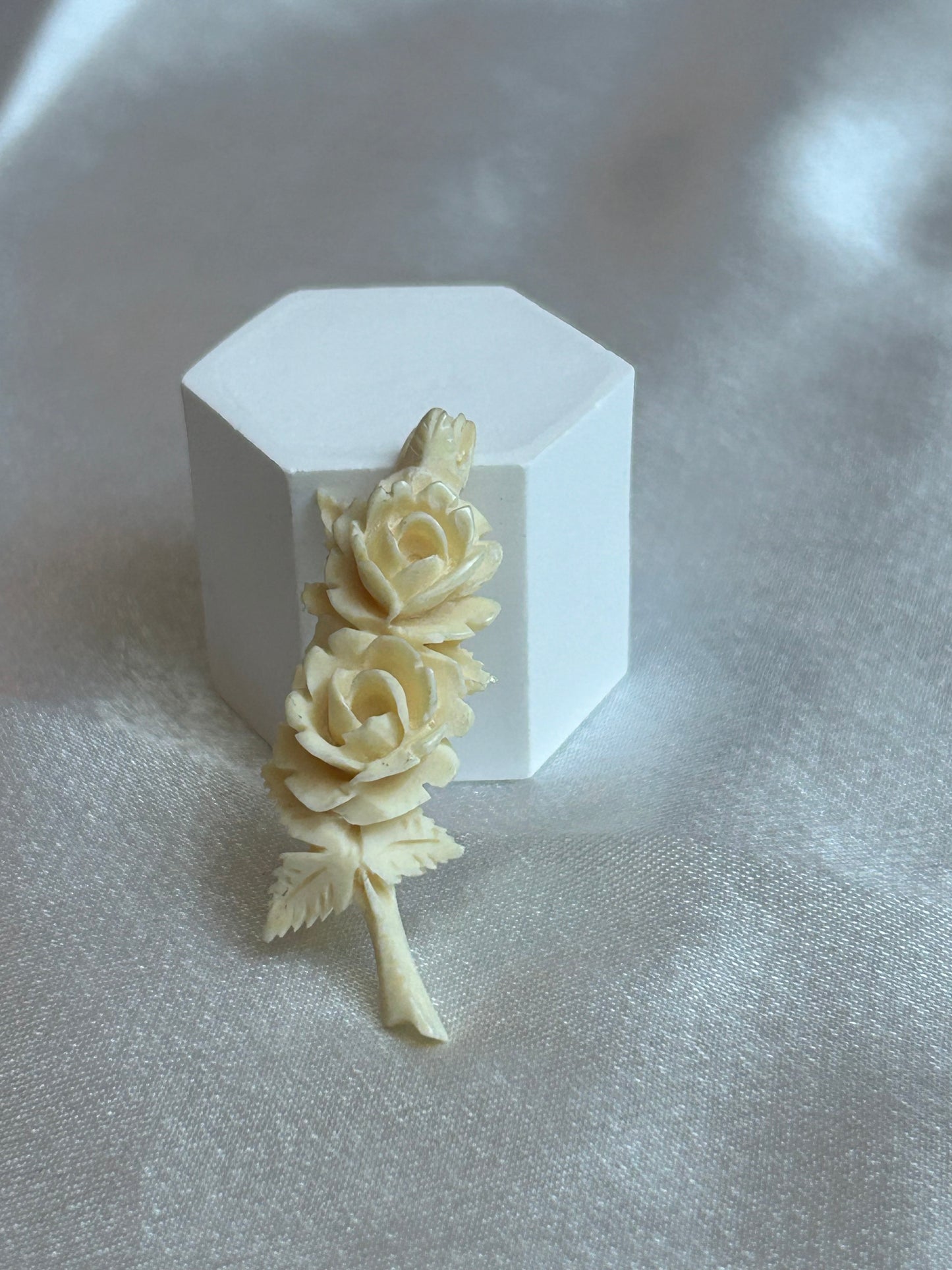 Broche vintage fleurs roses beige doré