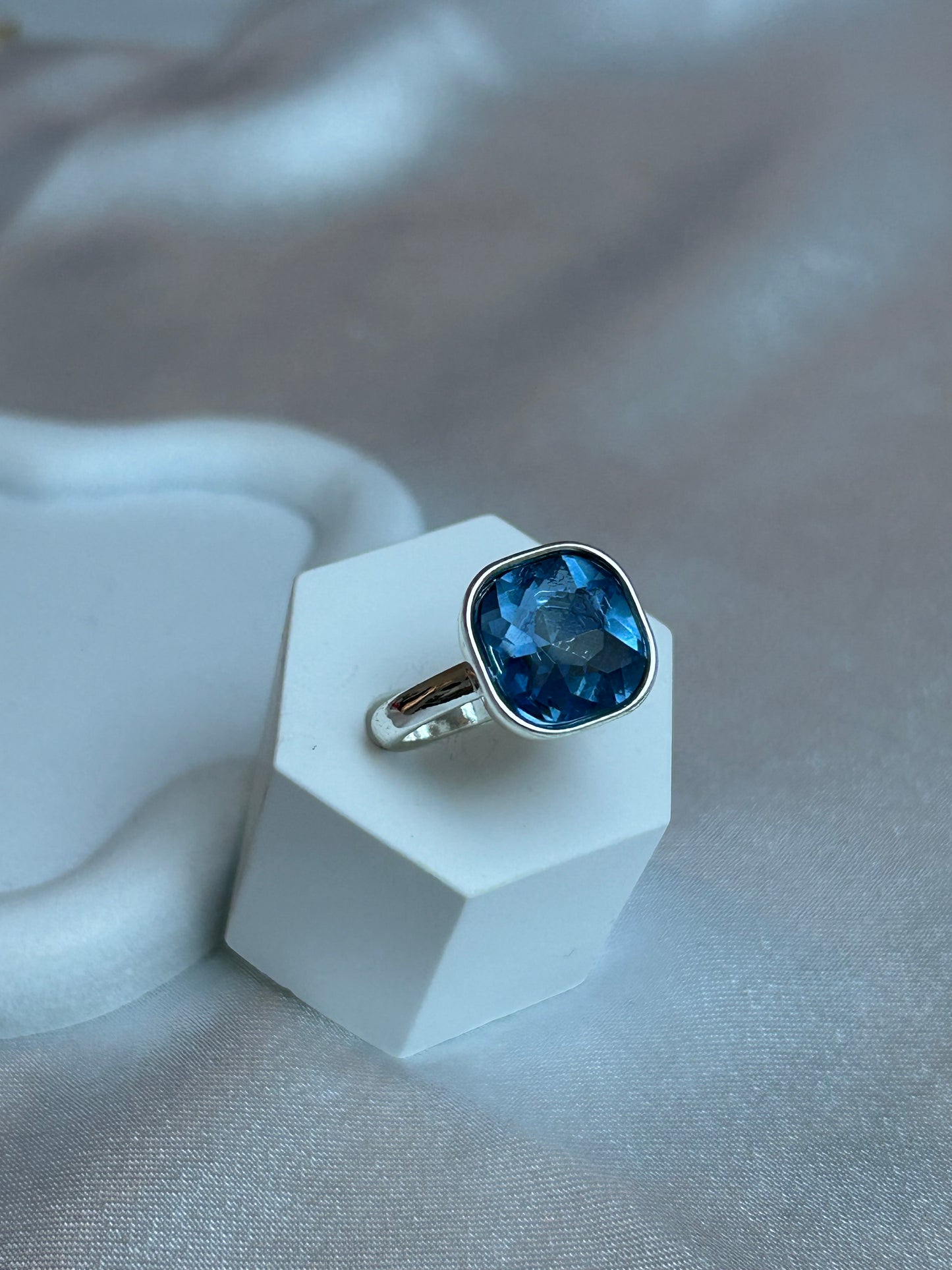 Bague de seconde main argenté et strass bleu taille 56