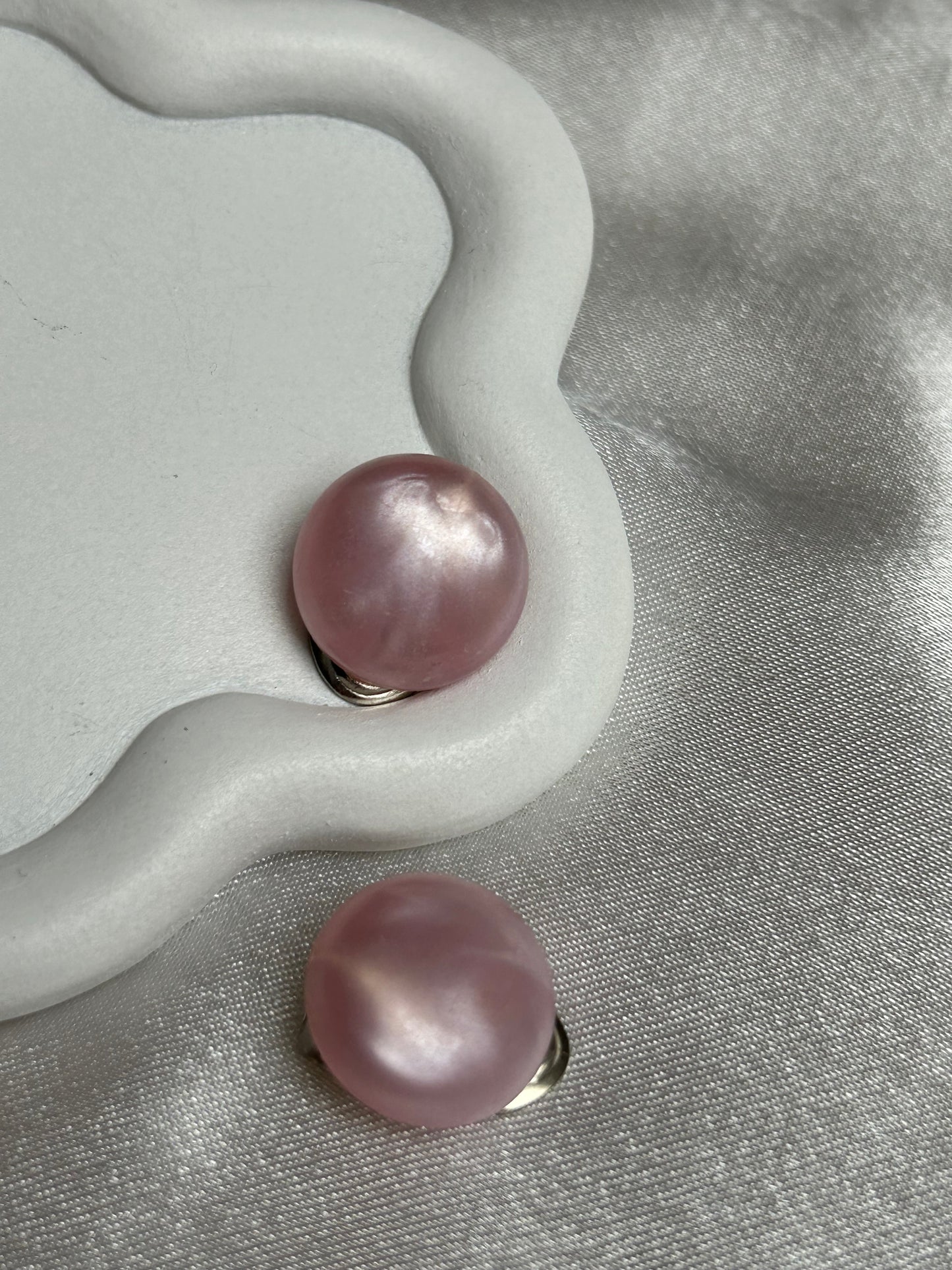 Boucles d’oreilles vintage pins rose nacré