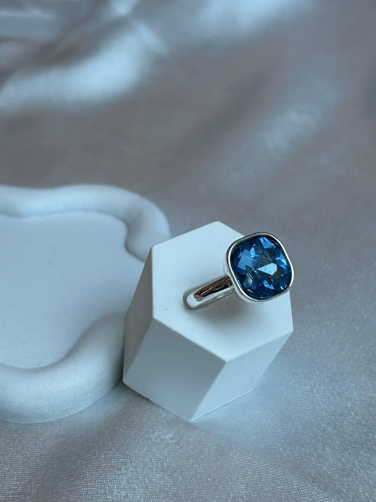 Bague de seconde main argenté et strass bleu taille 56
