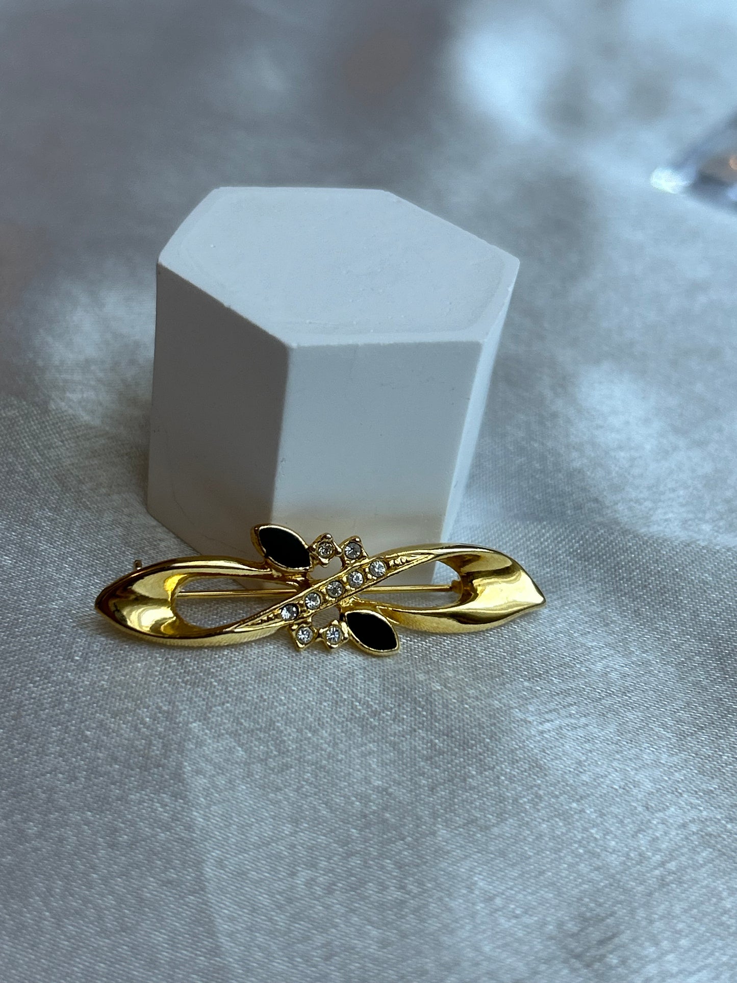 Broche vintage doré à strass et pierre noir signé D