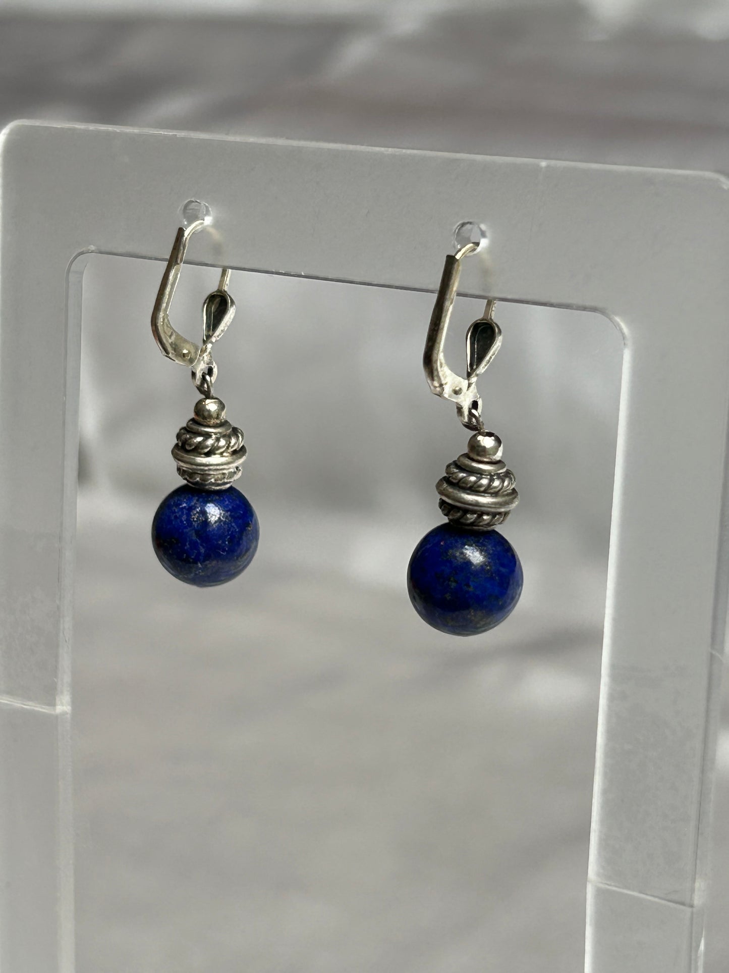 Boucles d’oreilles style dormeuses en argent et pierre bleu