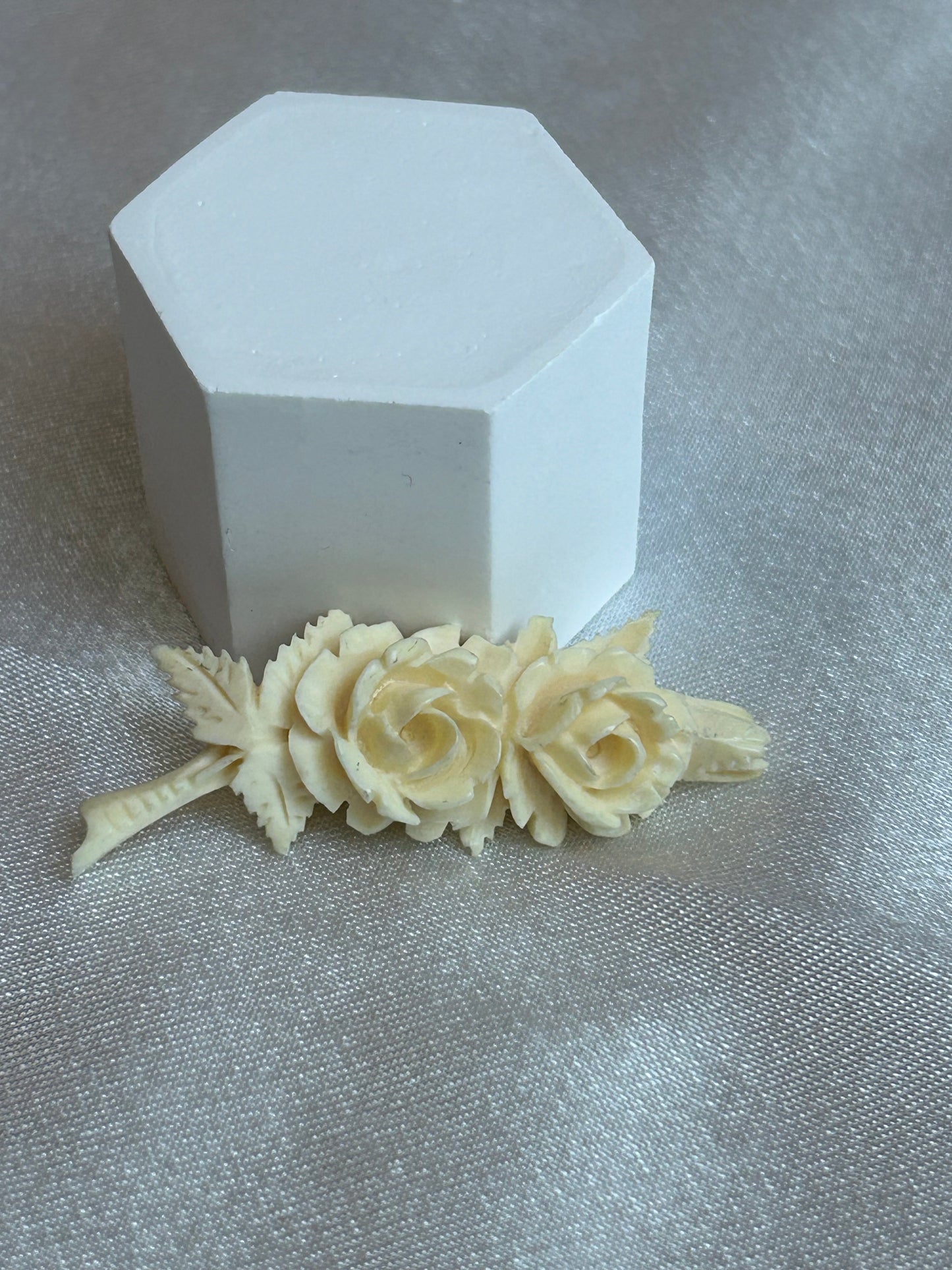 Broche vintage fleurs roses beige doré