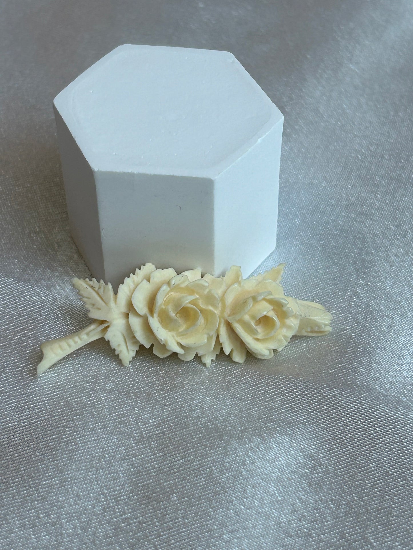 Broche vintage fleurs roses beige doré