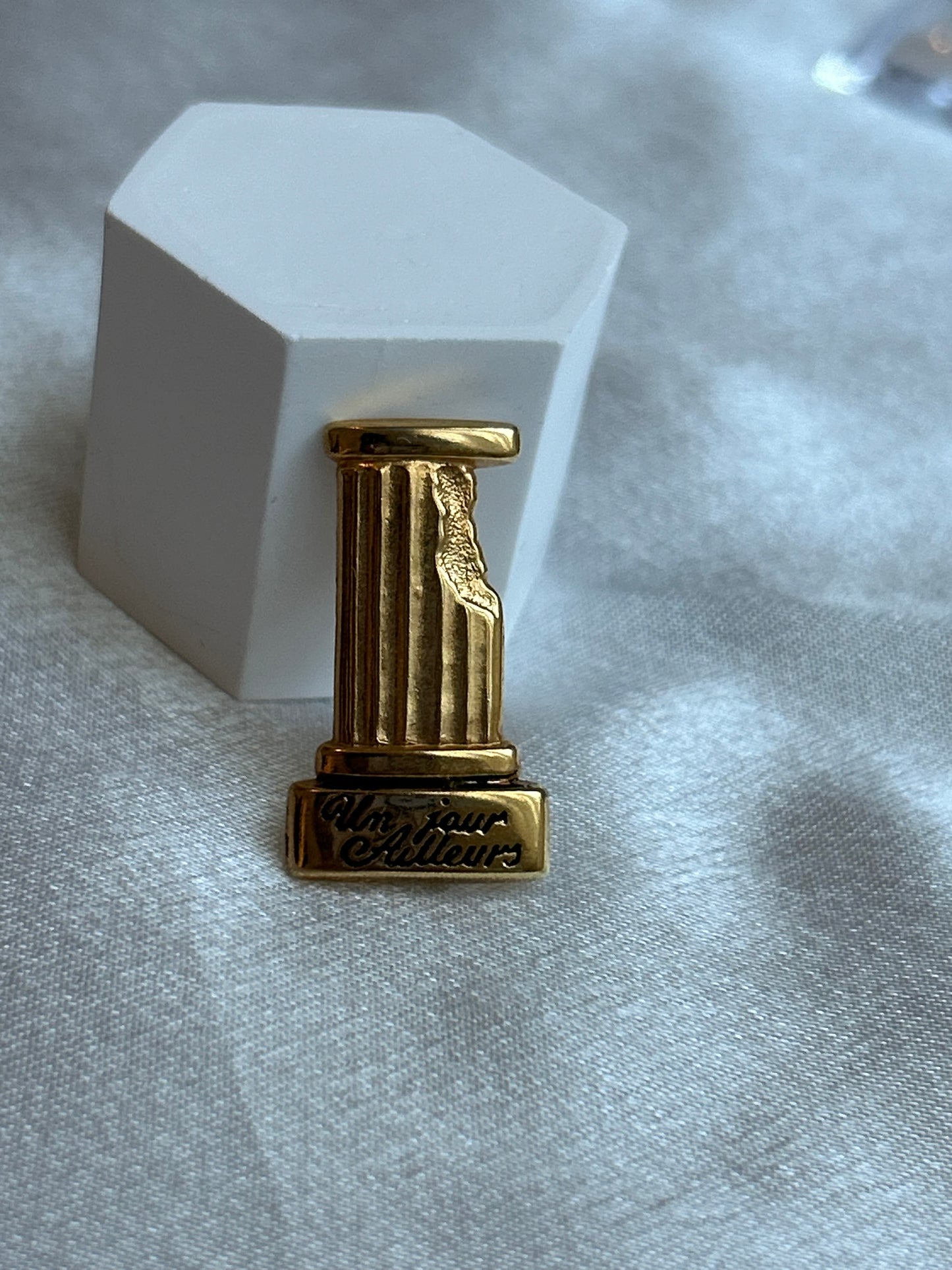 Broche vintage « un jours ailleurs » doré femme