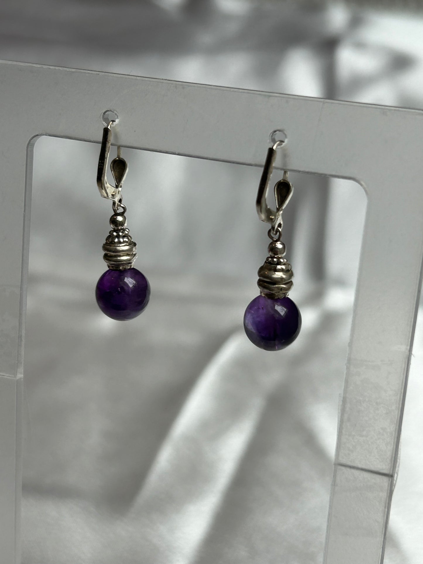 Boucles d’oreilles pendantes style dormeuse en argent et pierre violettes