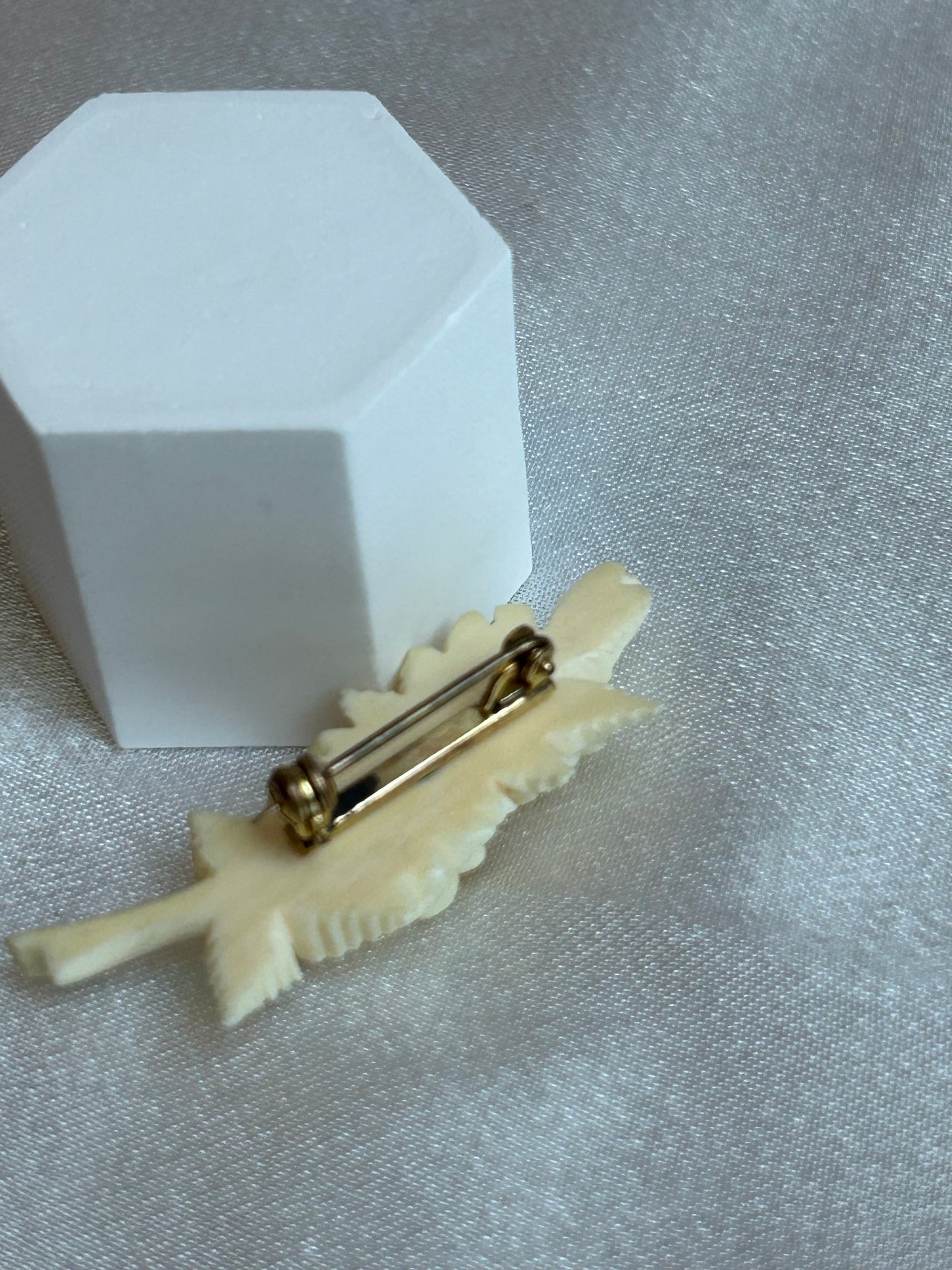 Broche vintage fleurs roses beige doré