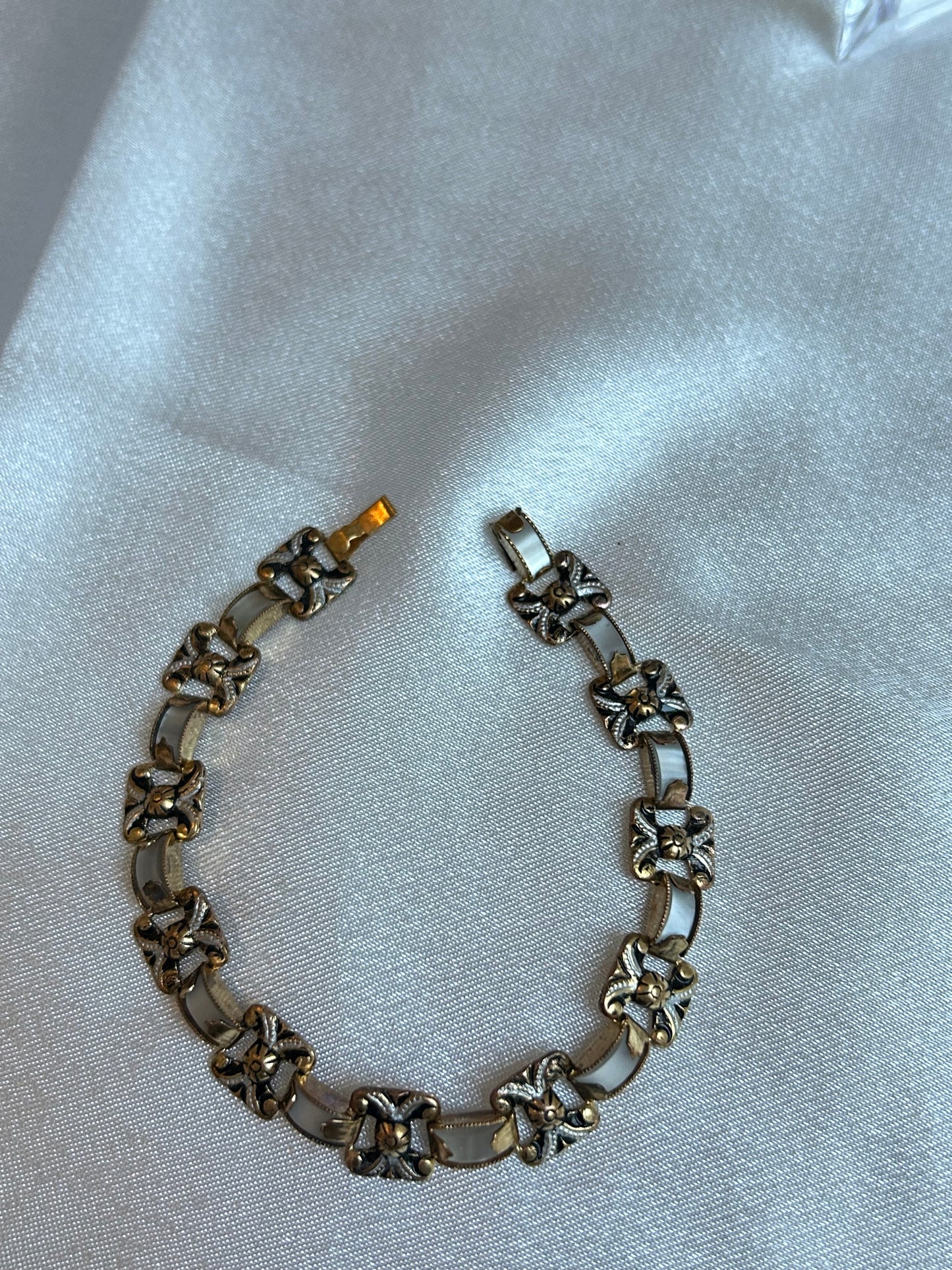 Bracelet vintage en or de Tolède fleur doré noir nacré