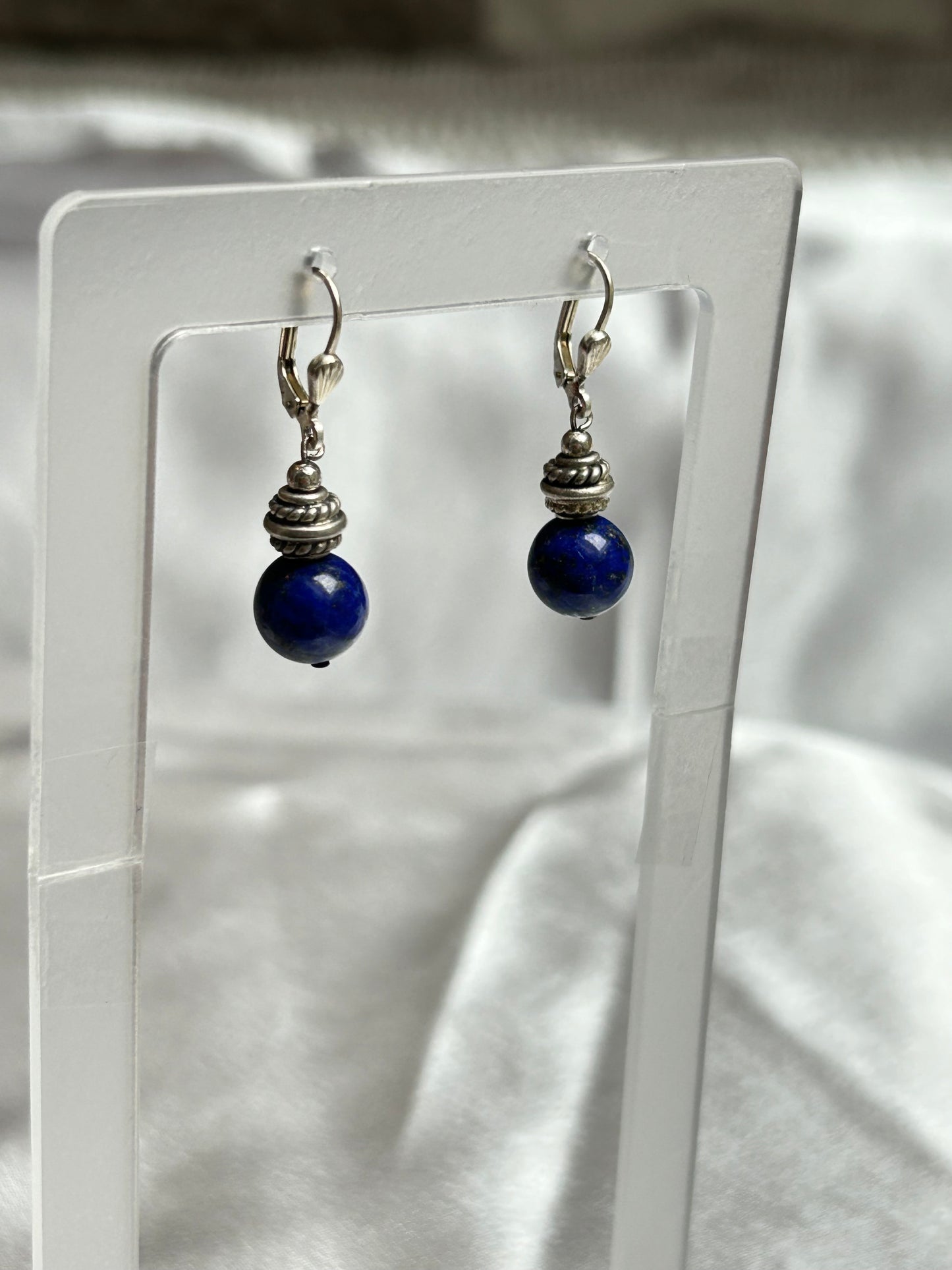 Boucles d’oreilles style dormeuses en argent et pierre bleu