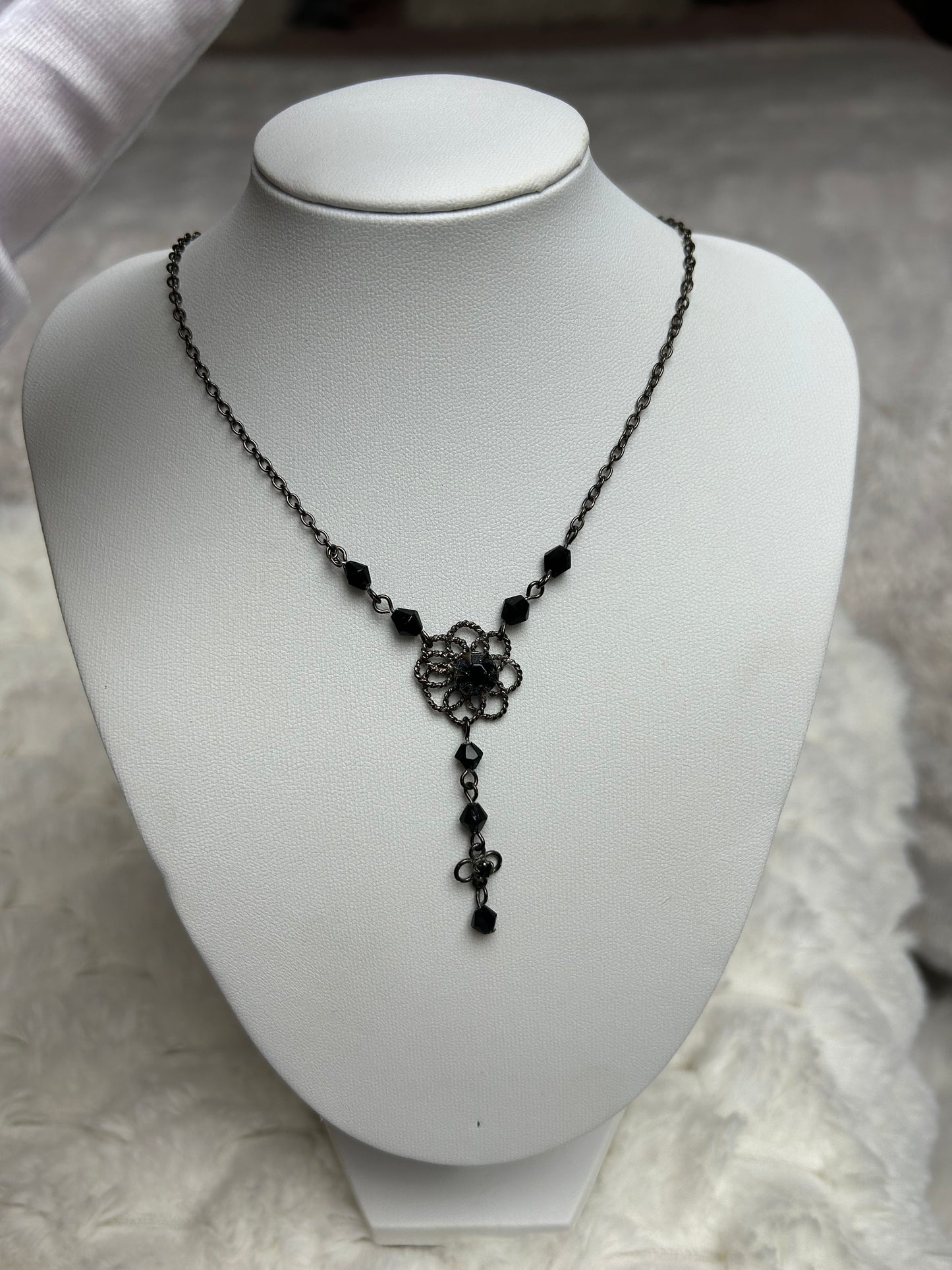 Jolie collier vintage à fleur noir et strass noir