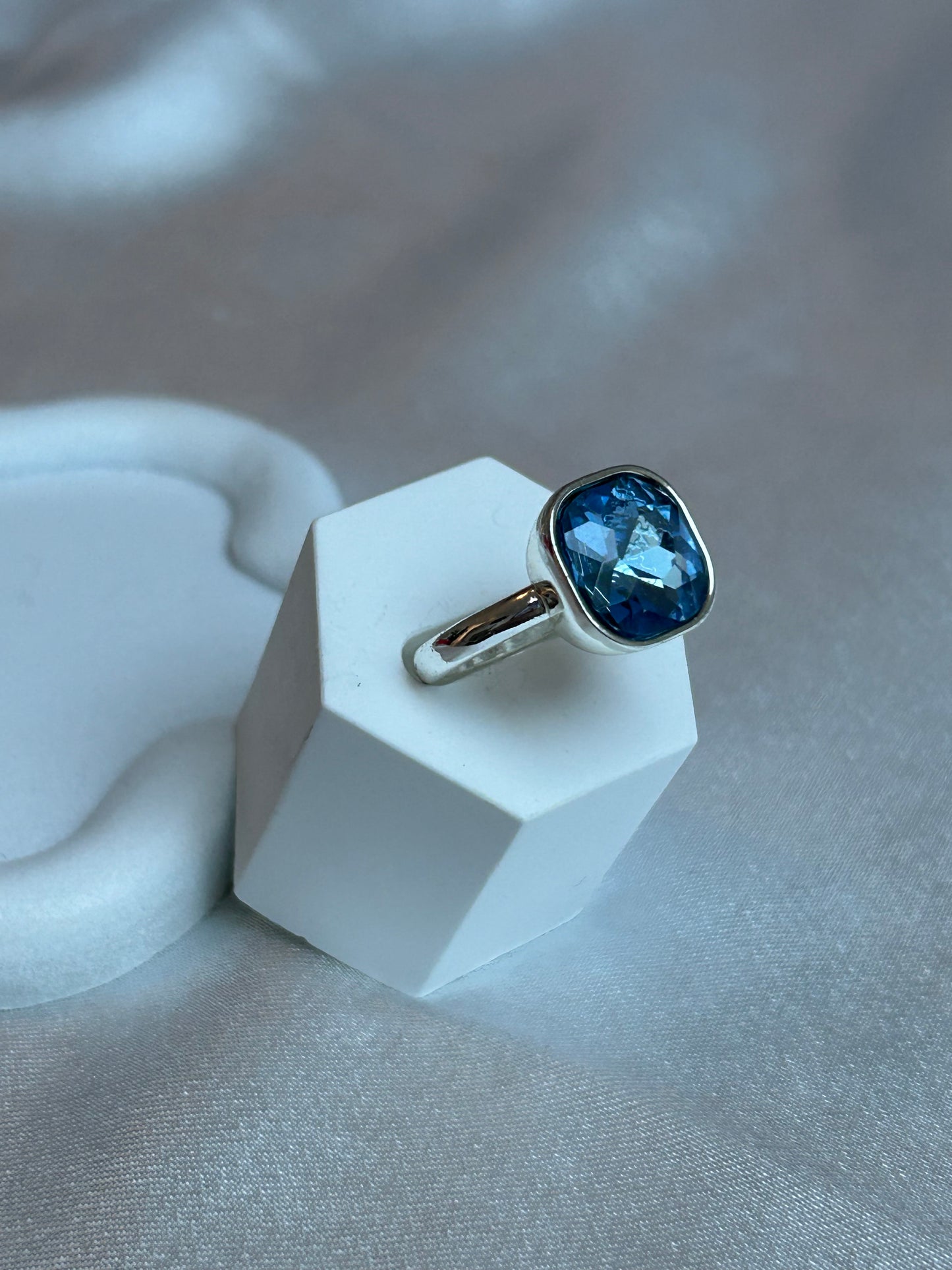 Bague de seconde main argenté et strass bleu taille 56