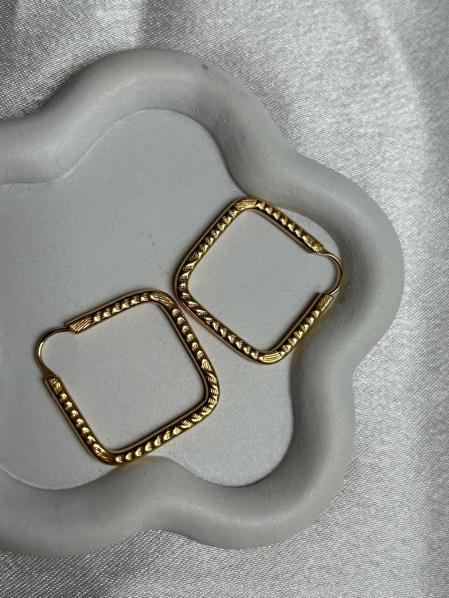 Boucle d’oreille style créoles losange en plaqué or