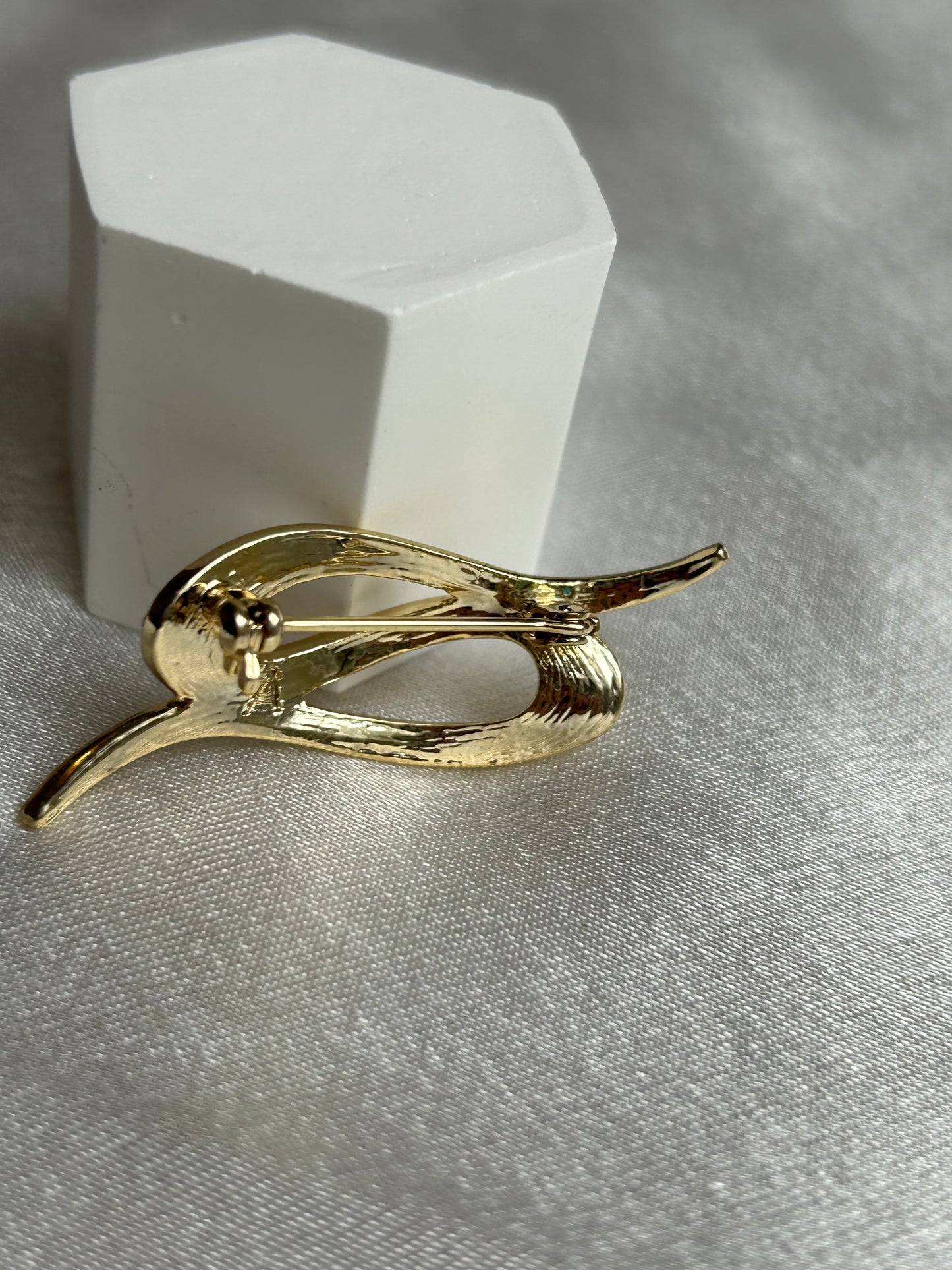 Broche vintage doré et strass signée « A »