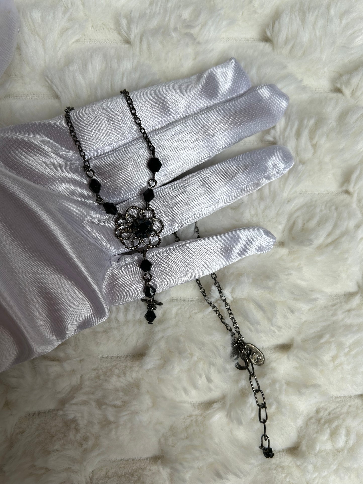 Jolie collier vintage à fleur noir et strass noir