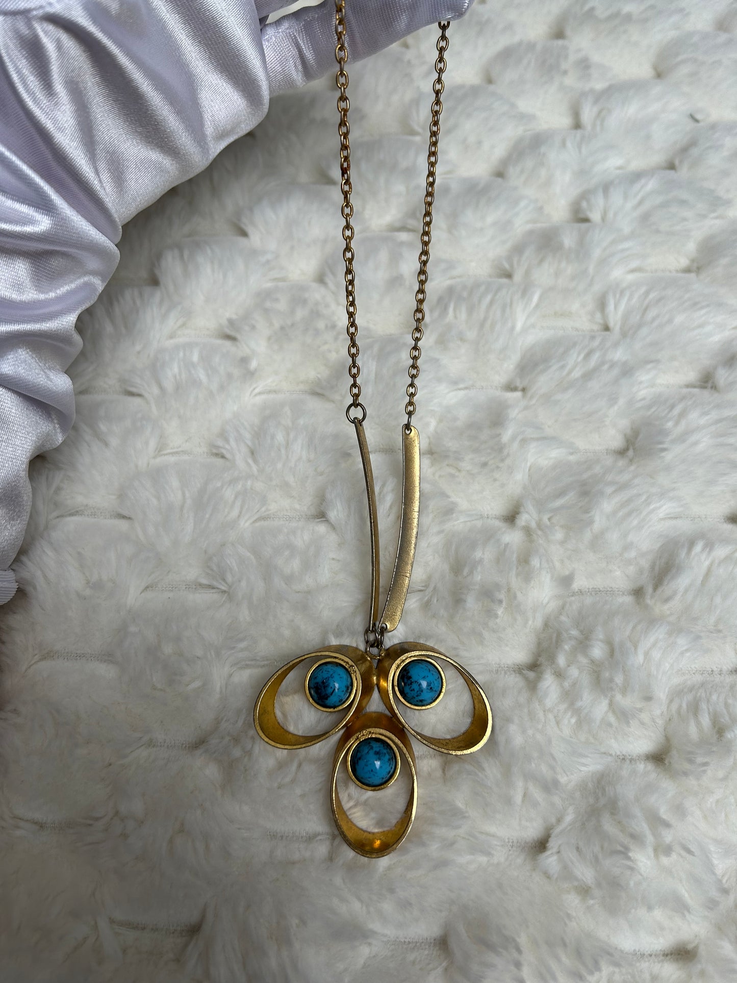 Jolie collier vintage fantaisie doré et pierre turquoise
