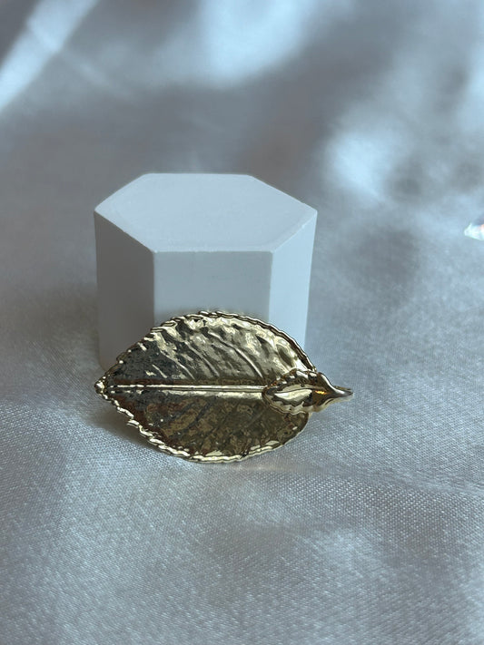 Broche vintage feuille dorée femme