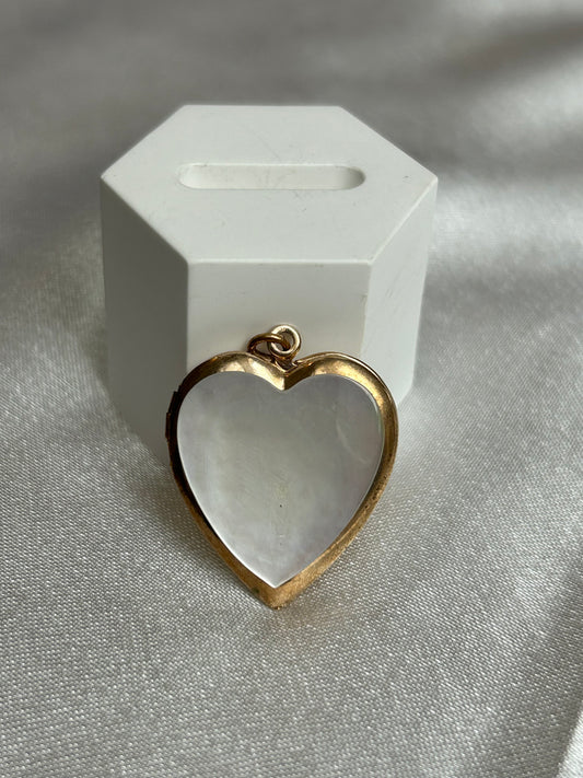 Pendentif vintage doré et nacré modèle cœur qui s’ouvre