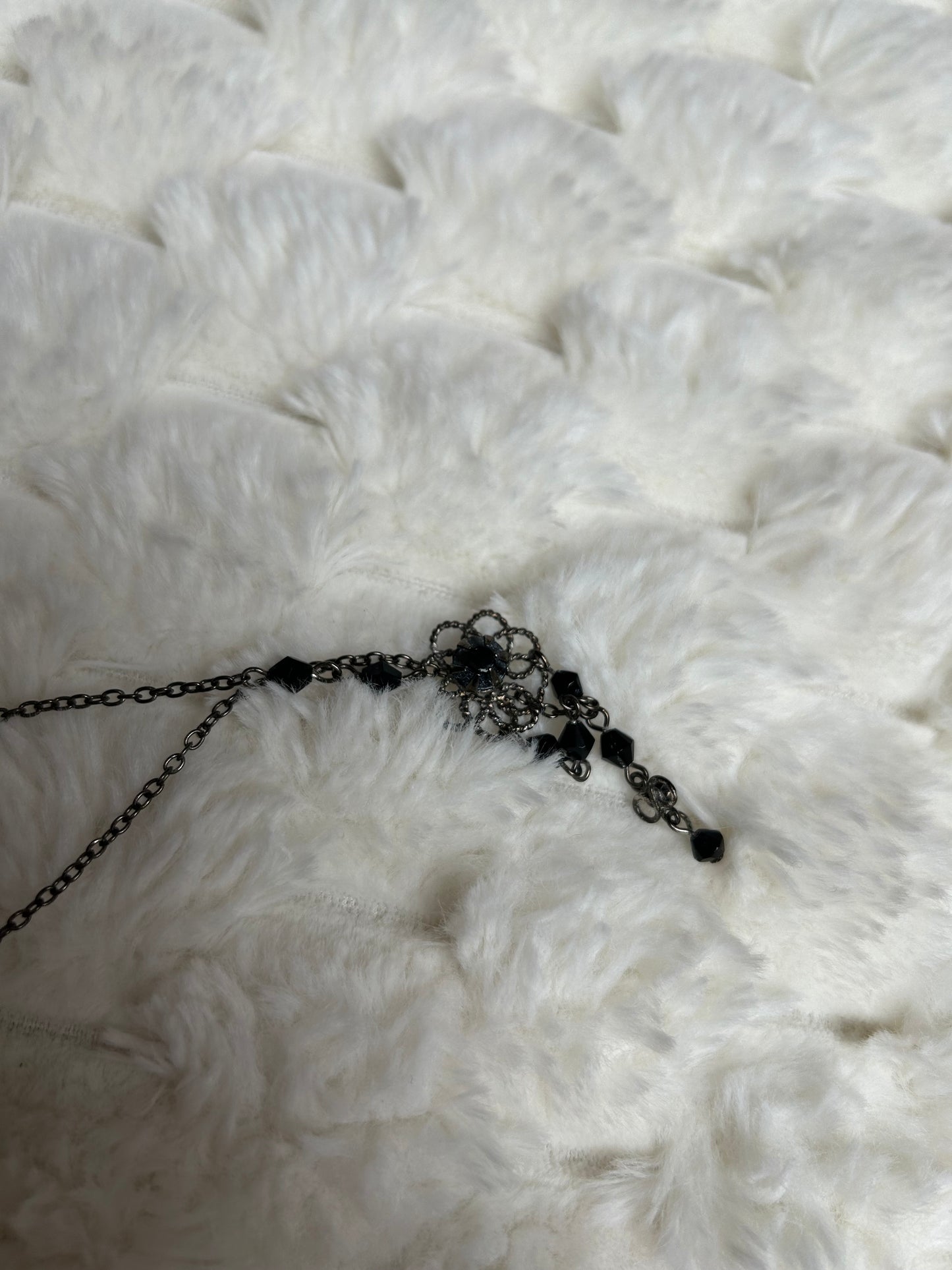 Jolie collier vintage à fleur noir et strass noir